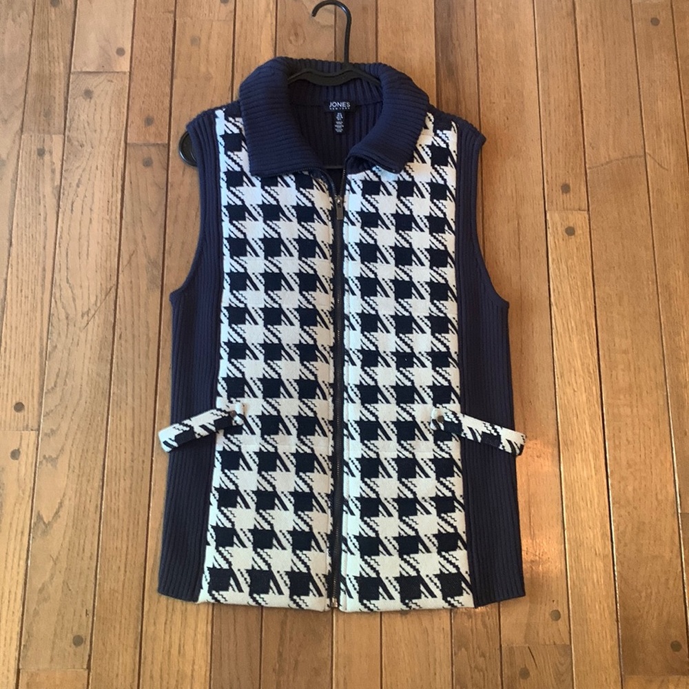 Jones New York brand sweater vest. Size L. Brand new without tags. Never worn.